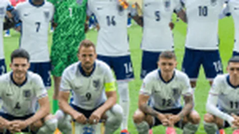 “澳国足赛前紧张情绪加剧，揭秘公开更衣室备战实景”